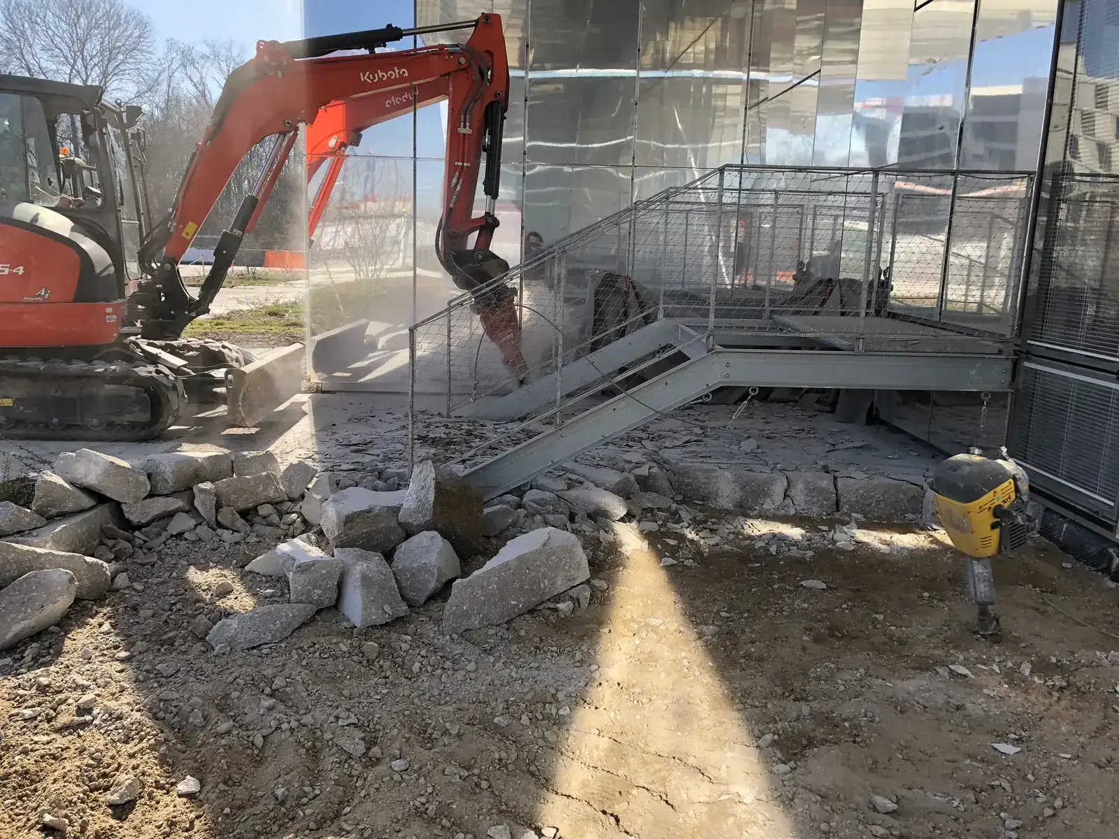 Terrassement · Chantier urbain immeuble moderne · Puteaux (92800) - MFT Travaux Publics