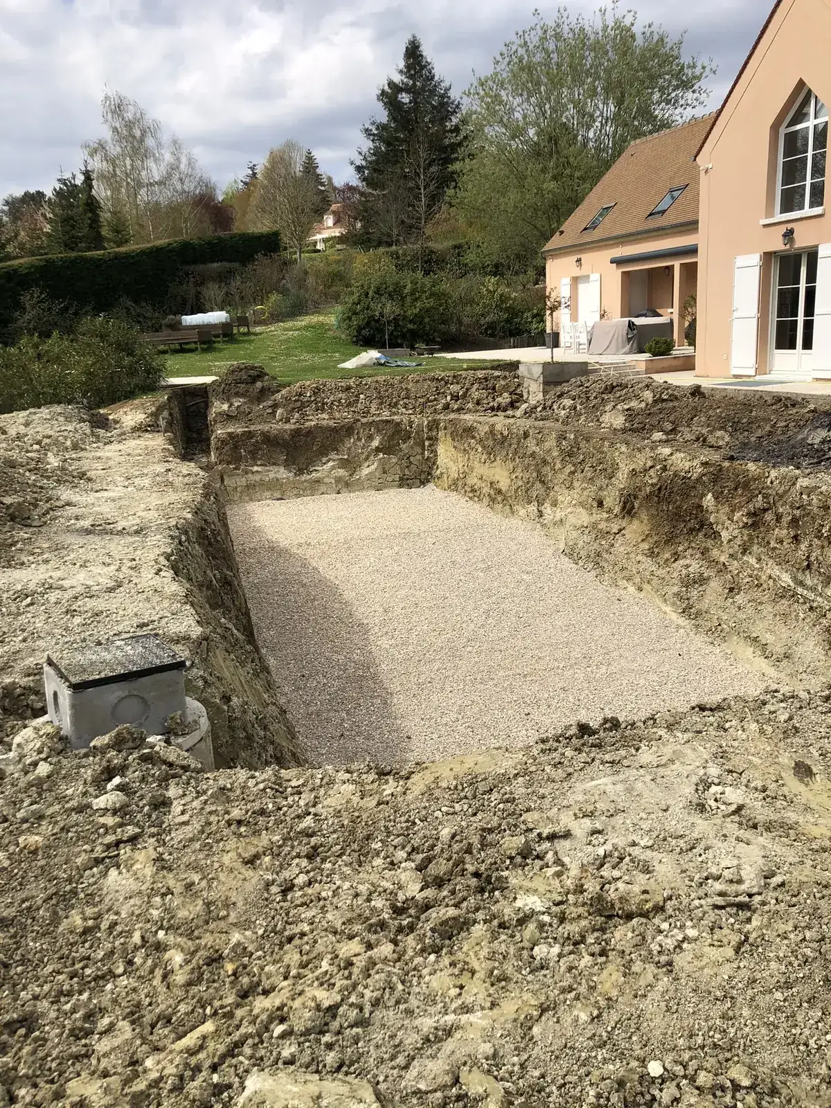 Terrassement piscine · Fouille gravier pavillon · Garches (92380) - MFT Travaux Publics