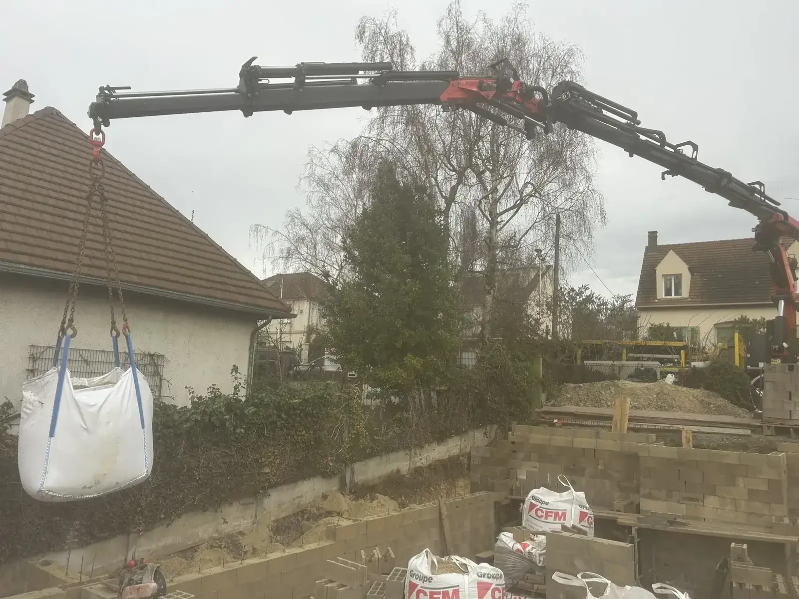 Terrassement · Approvisionnement grue camion brouillard · Ville-d'Avray (92410) - MFT Travaux Publics