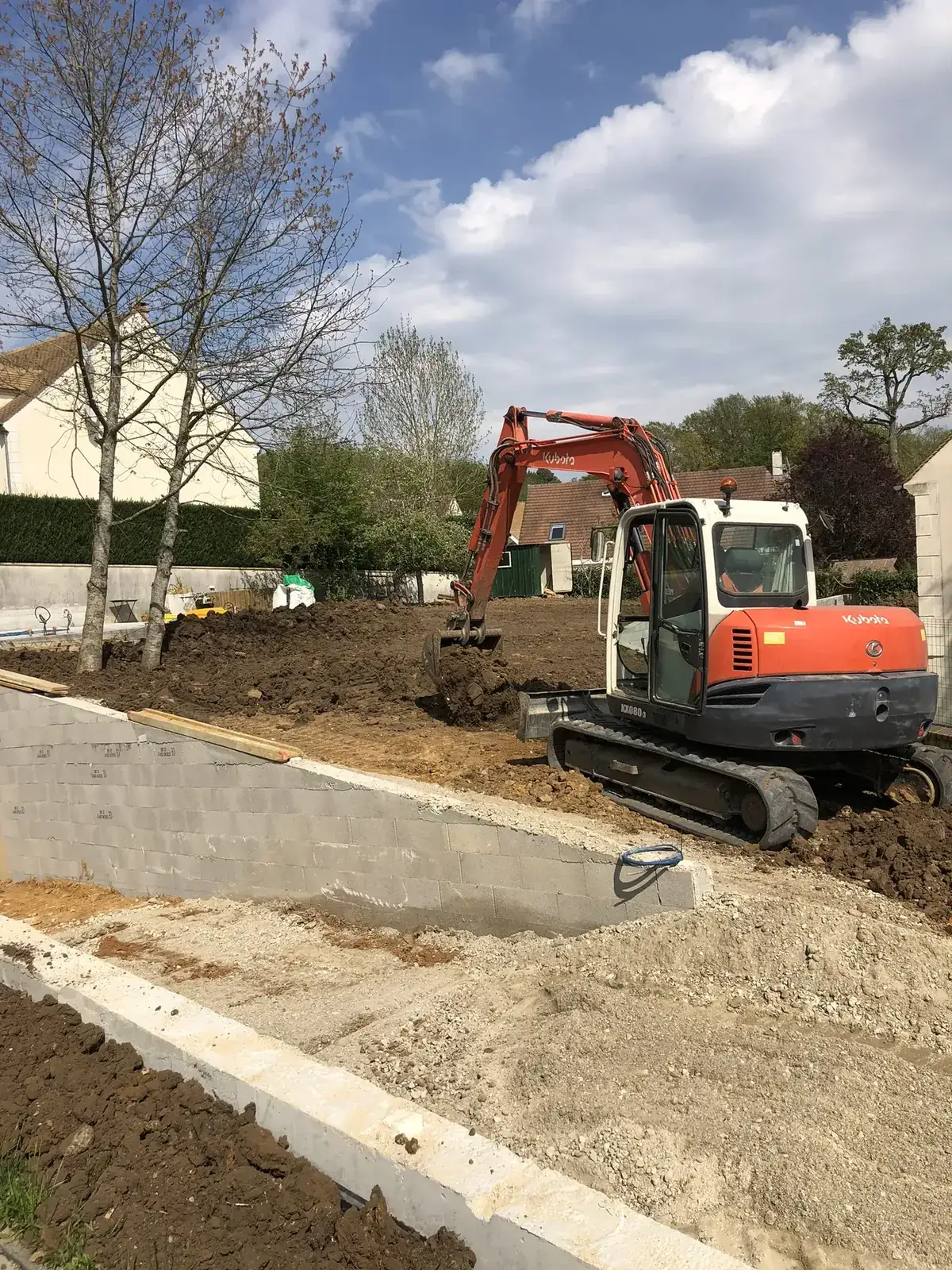 Terrassement piscine · Décaissement contre mur parpaing · Saint-Cloud (92210) - MFT Travaux Publics