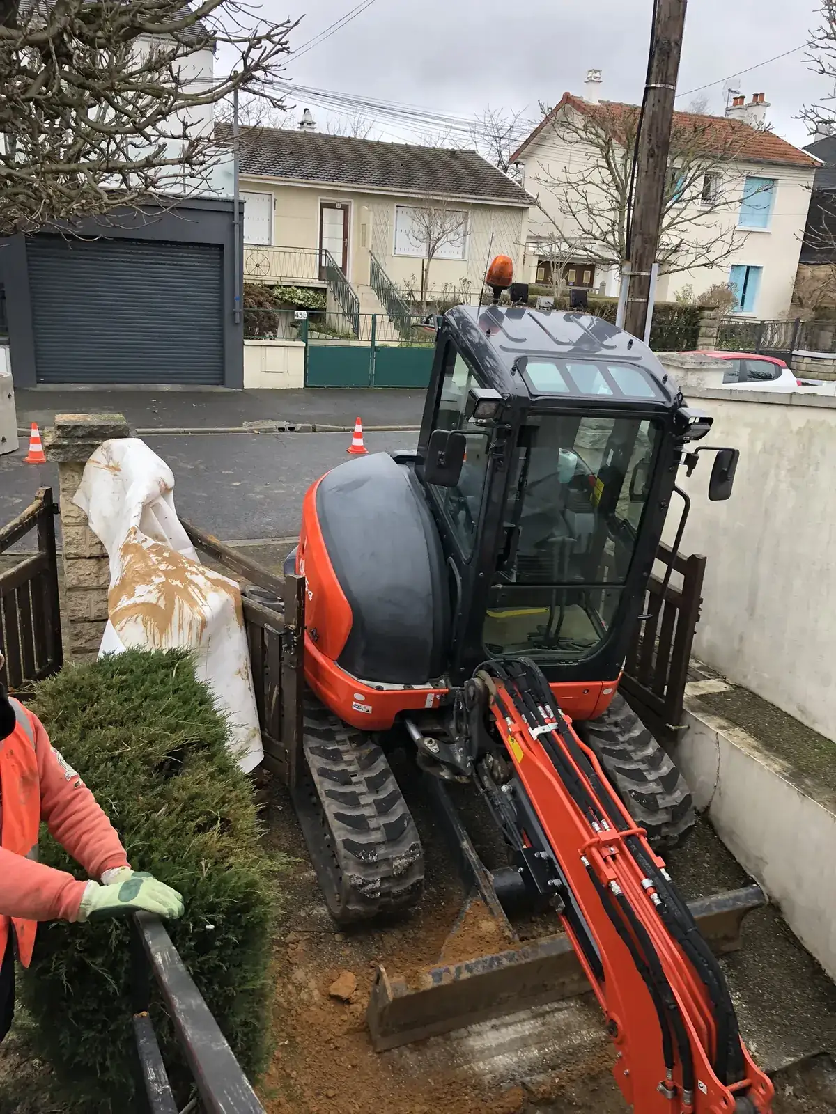 Terrassement · Chantier mini-pelle le long de la haie · Marnes-la-Coquette (92430) - MFT Travaux Publics