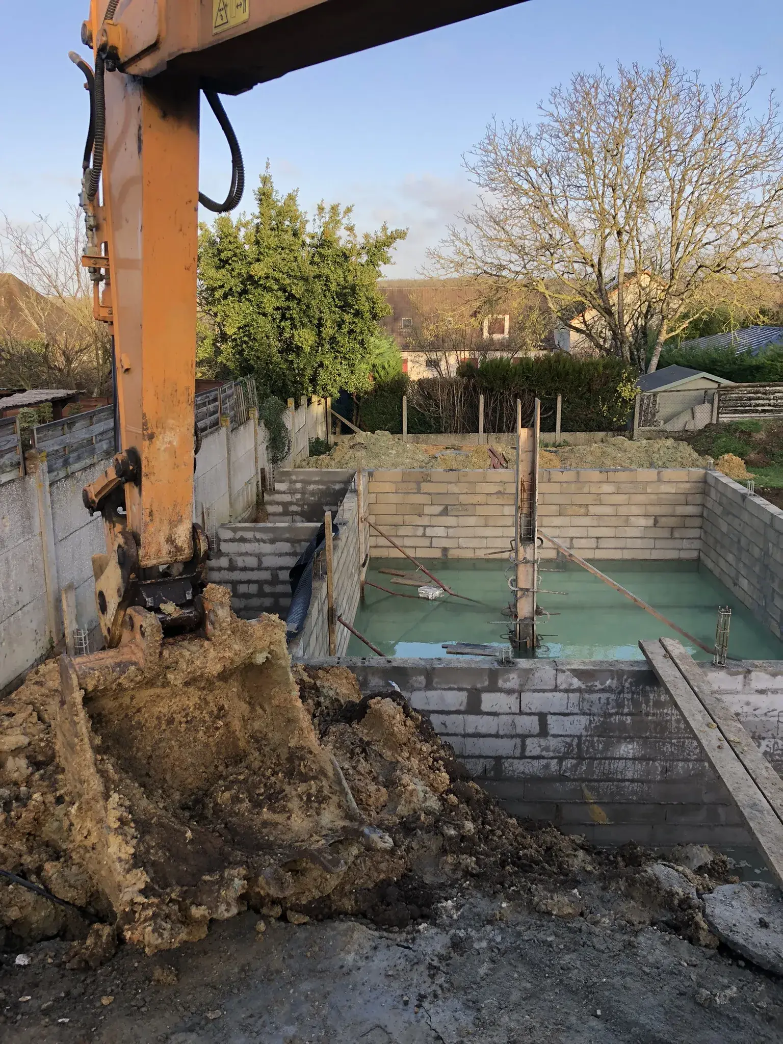 Terrassement piscine · Parois en parpaings · Île-de-France