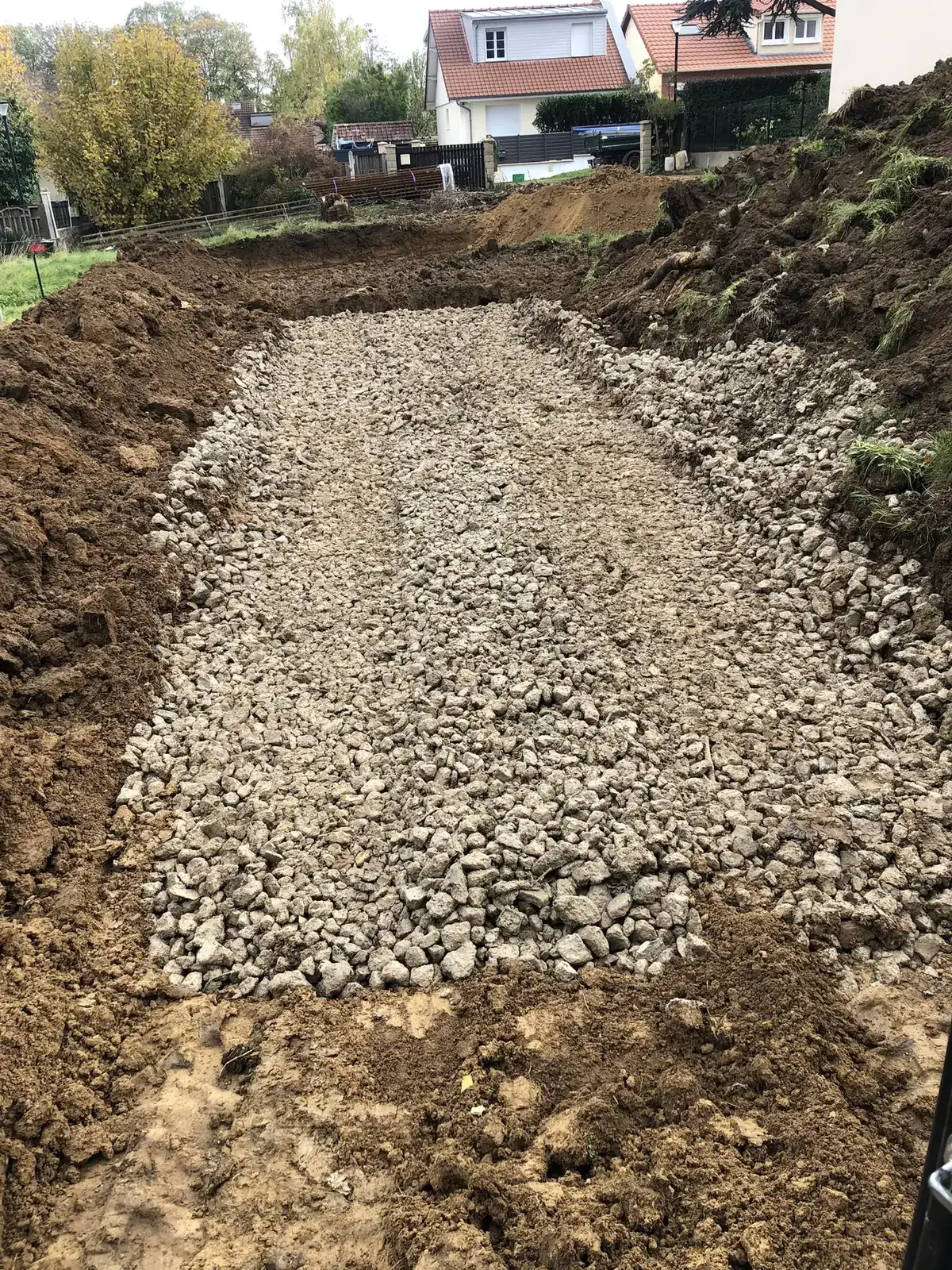 Terrassement · Remblai concassé calcaire pavillon ancien · Le Chesnay-Rocquencourt (78150) - MFT Travaux Publics