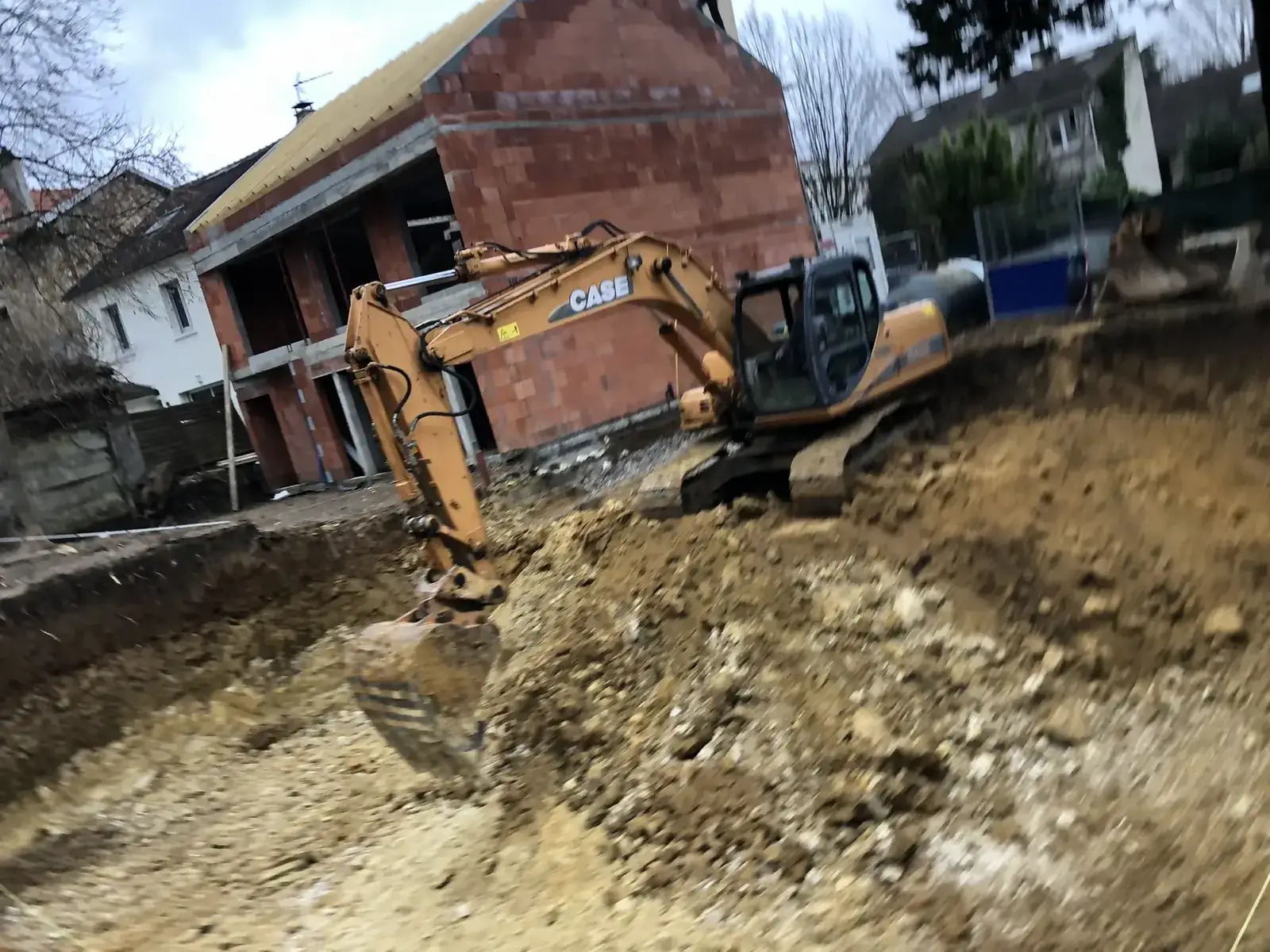 Terrassement · Fouille devant maison brique · Marnes-la-Coquette (92430) - MFT Travaux Publics