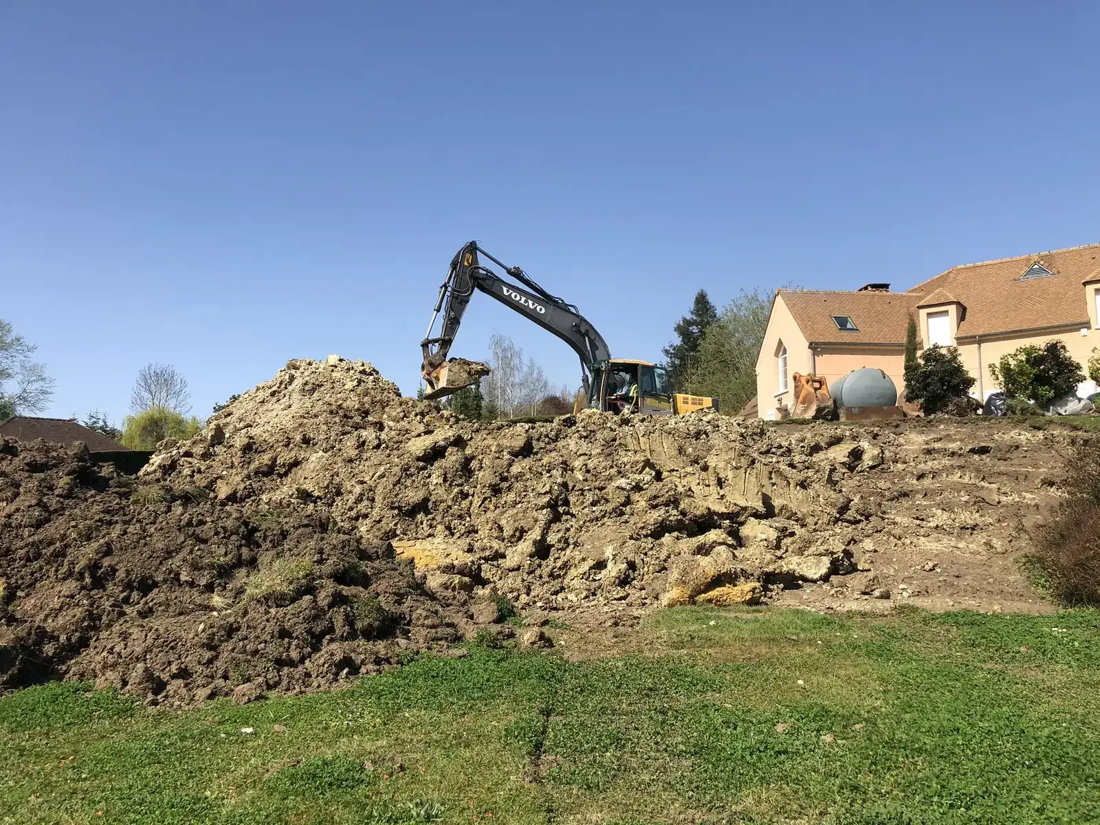 Terrassement · Pelle Volvo devant pavillon · Le Chesnay-Rocquencourt (78150) - MFT Travaux Publics