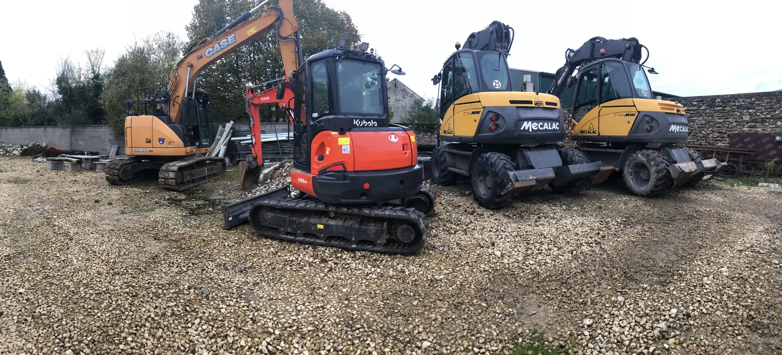 Parc matériel MFT Travaux Publics - pelleteuses et mini-pelles alignées