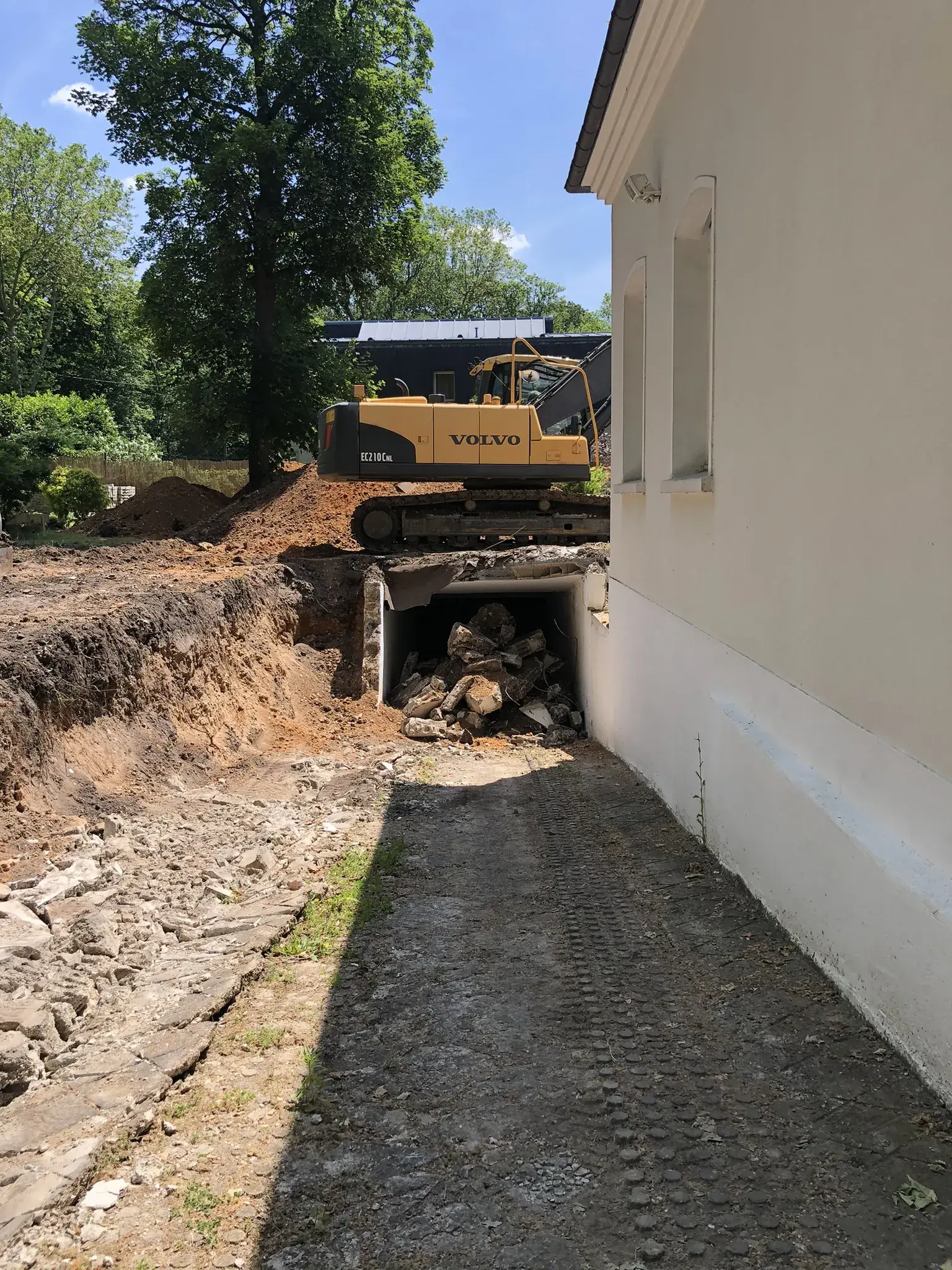 Grande pelleteuse en action - parc matériel MFT Travaux Publics