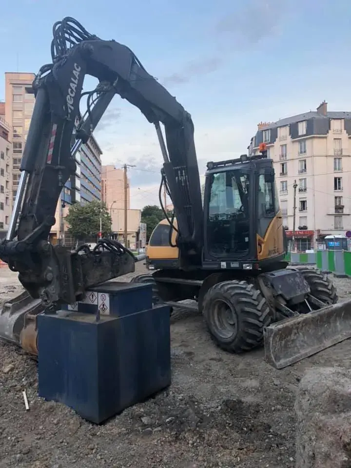 Chantier au crépuscule - parc matériel MFT Travaux Publics