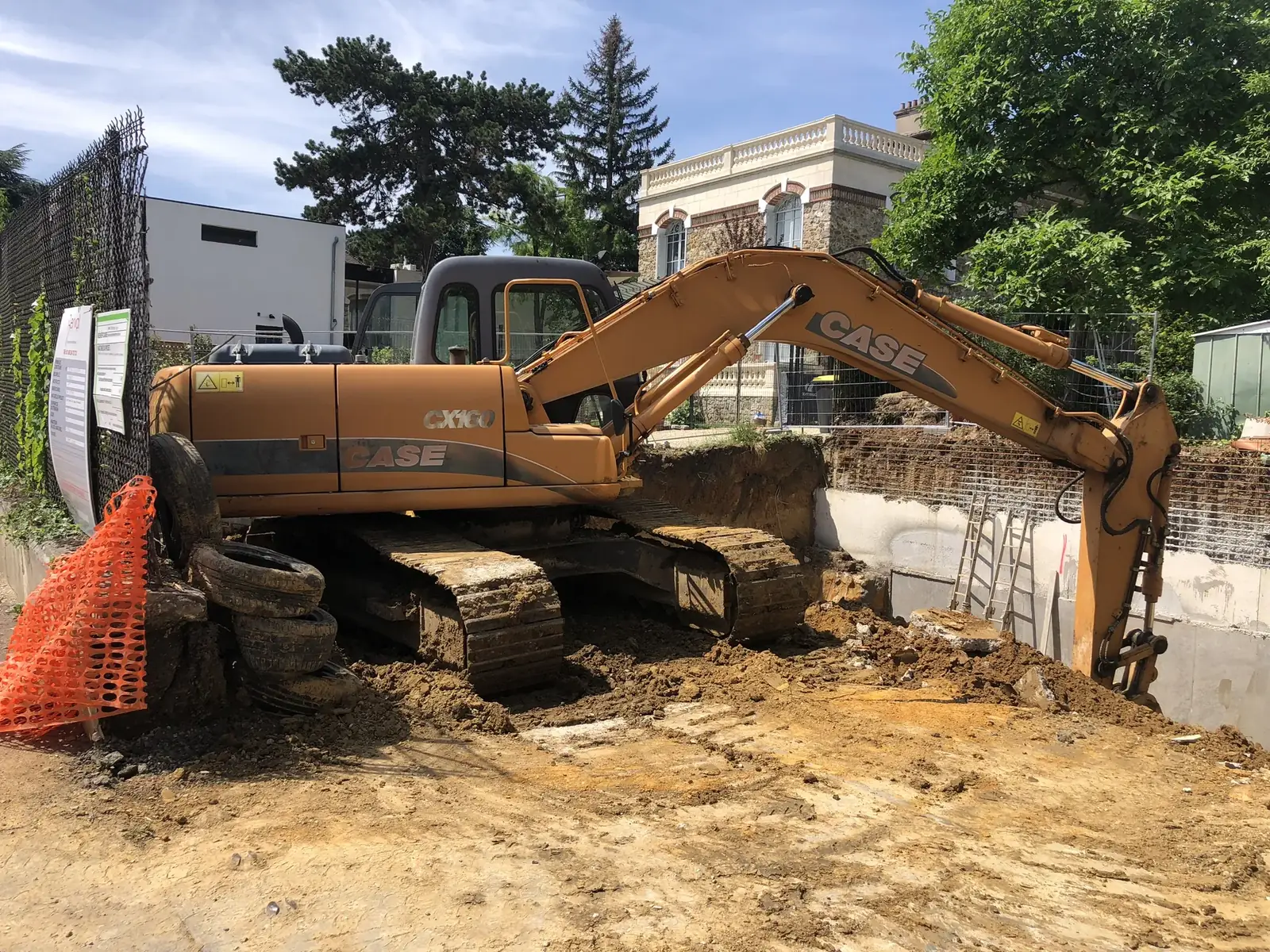 Pelleteuse chantier urbain - parc matériel MFT Travaux Publics