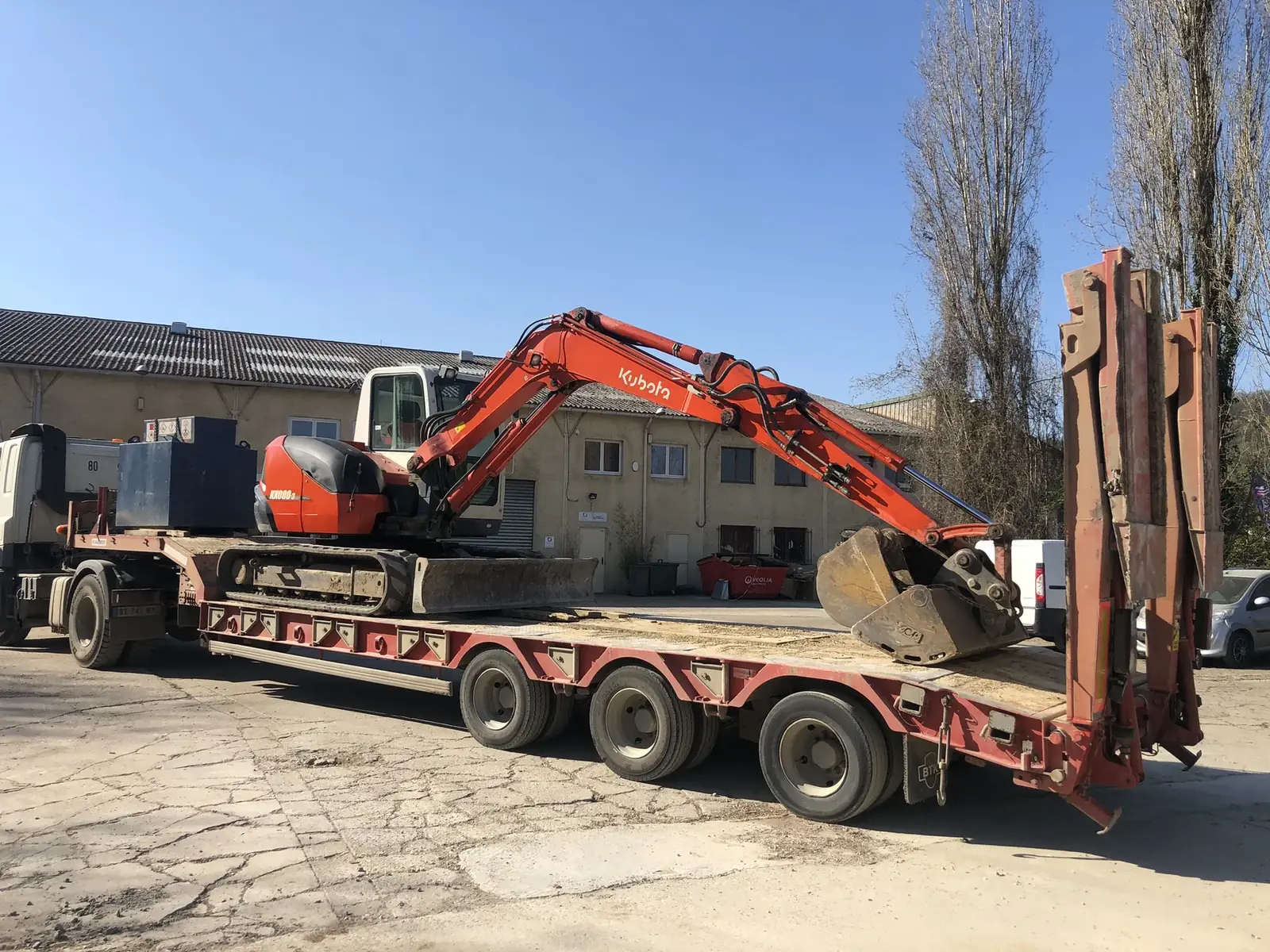Transport sur porte-char - parc matériel MFT Travaux Publics