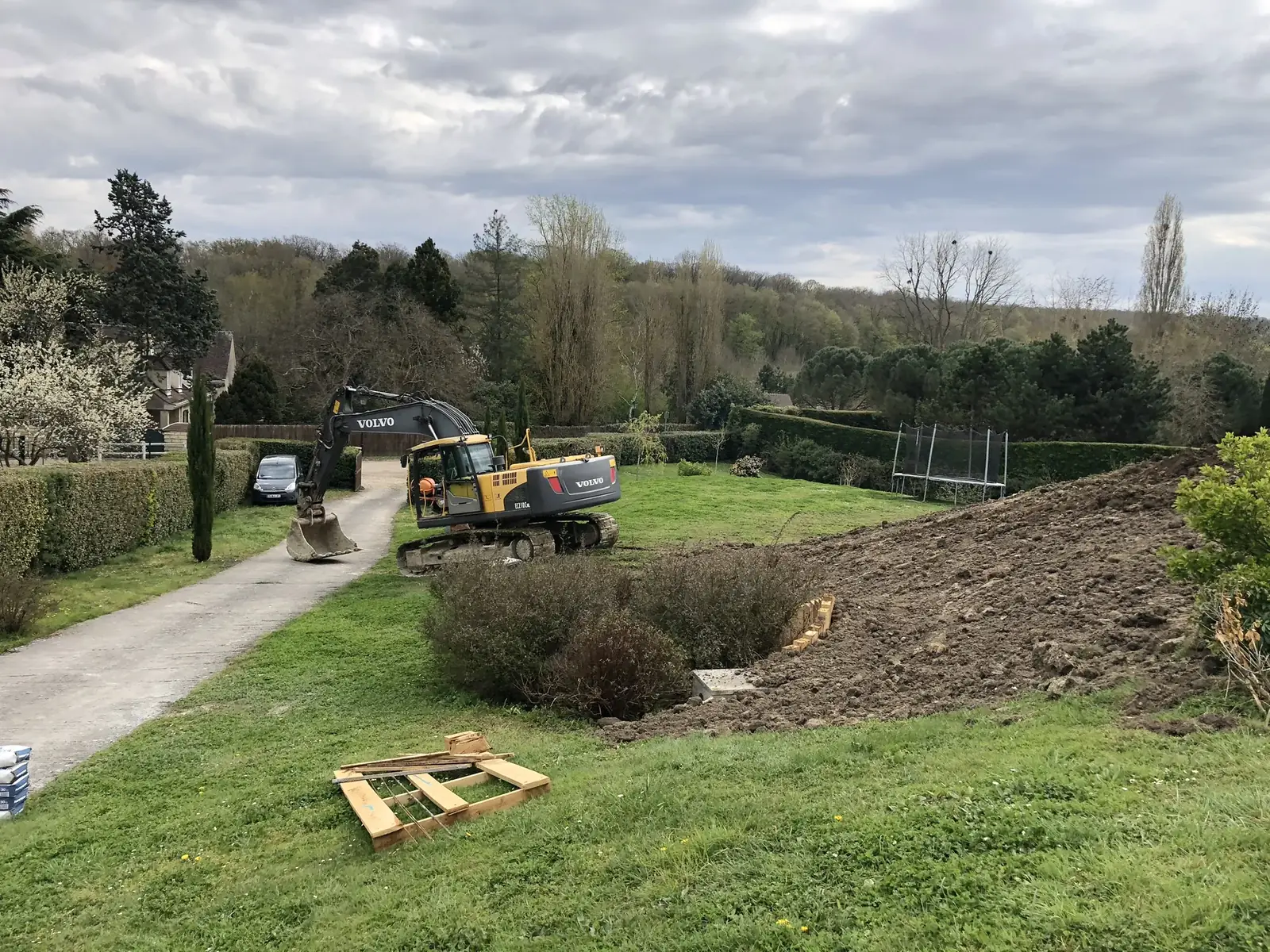 Chantier en rue pavillonnaire - parc matériel MFT Travaux Publics
