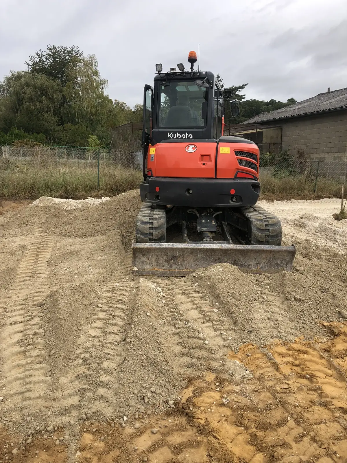 Mini-pelle Kubota vue frontale lame - parc matériel MFT Travaux Publics